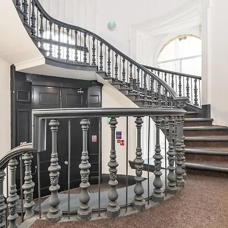 Modern 2 Bedroom Luxury Apartment